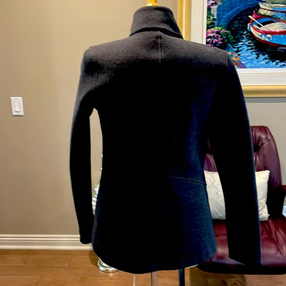 Lululemon gray zip up jacket. 2 outside hip pockets 2 deep inside pockets - Picture 4 of 5